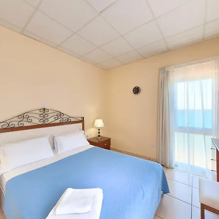 Mackenzie Hotel 2*